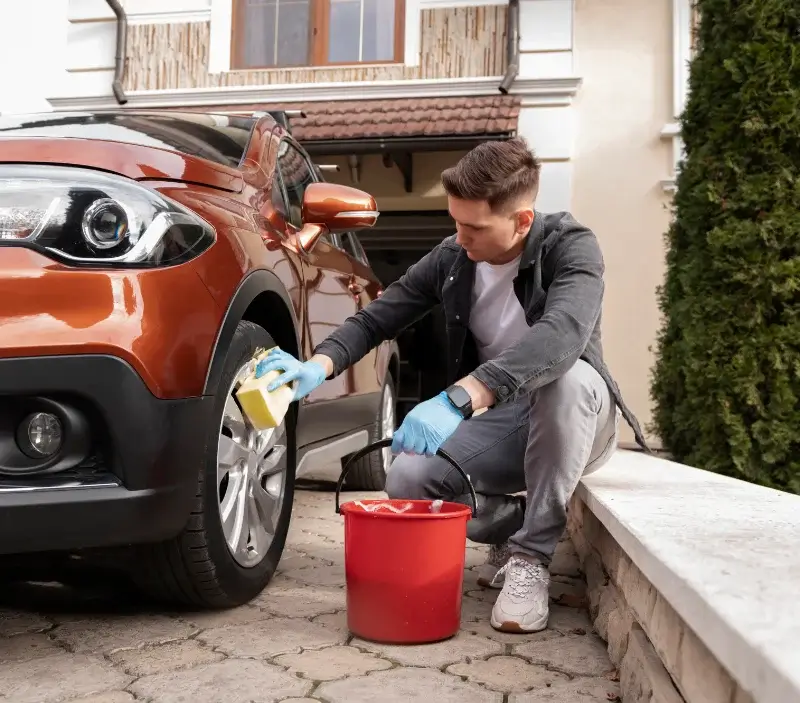 Lavage auto à domicile Soulaines-Dhuys : professionnel intervenant sur un véhicule